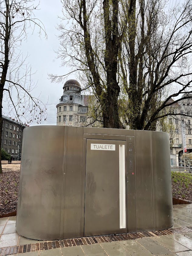 Gelžbetoninis automatinis WC su nerūdijančio plieno apdaila Rygoje. 2023