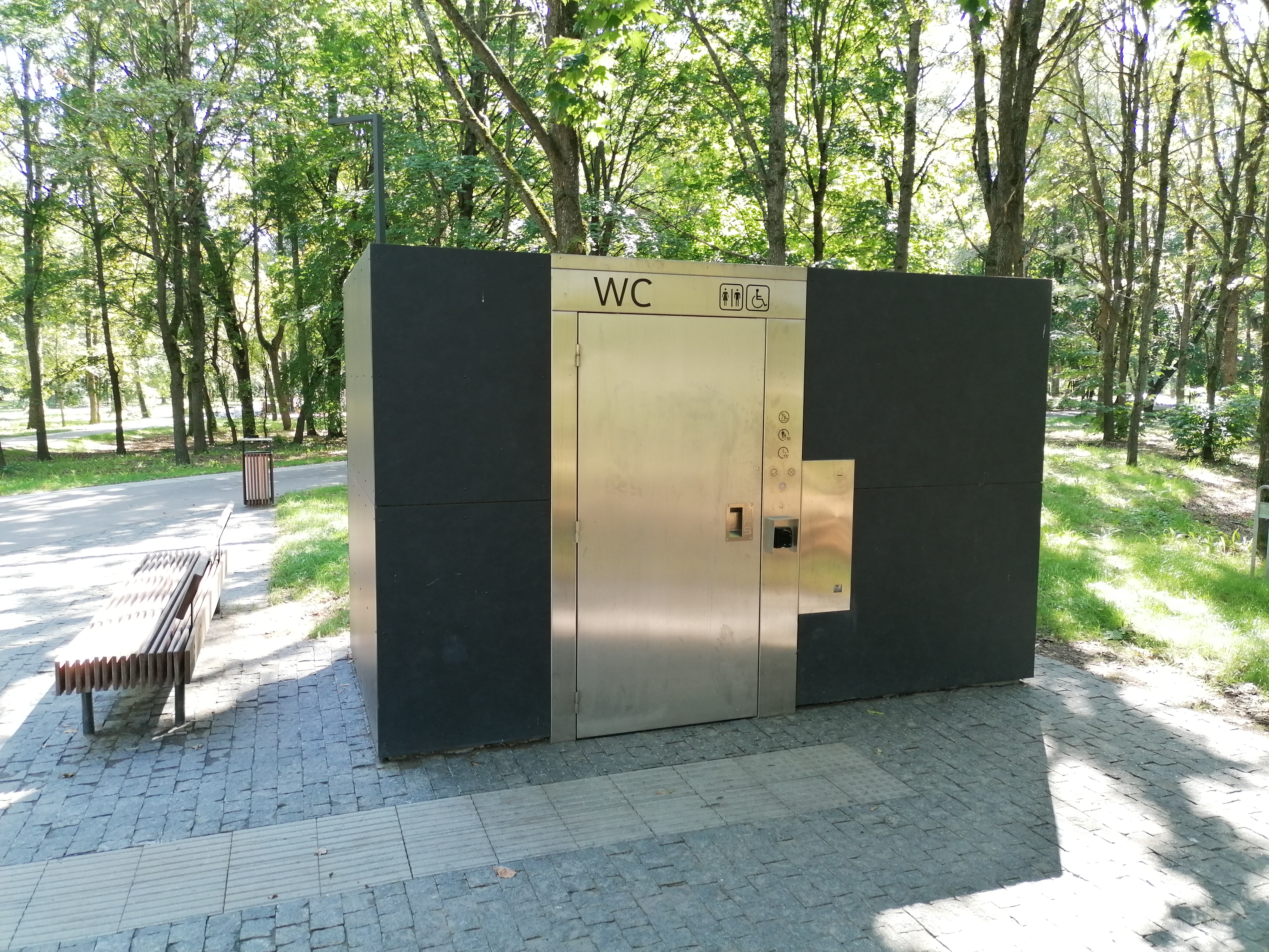 Automatinis lauko WC tualetas Ąžuolyno parke, Kaune